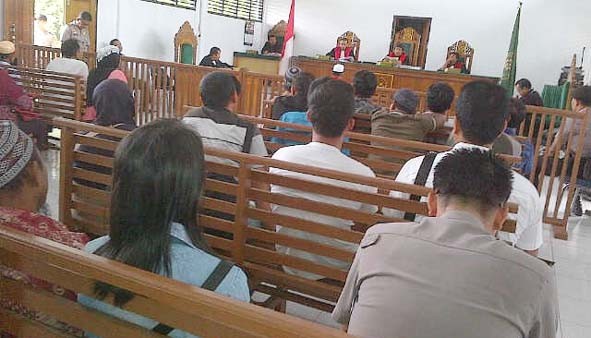 Jalannya sidang menjadi perhatian pengunjung, karena mengulas kejadian pengeroyokan terhadap oknum anggota Brimob pada 1 Oktober 2013 silam.